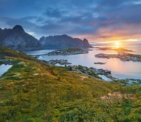 Photo sur Plexiglas Europe du nord Sonnenaufgang über Reine, Moskenesoya, Lofoten, Nordland, Norwegen