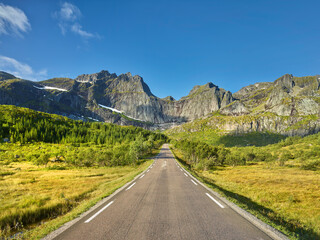 Fototapeta premium Stjerntinden, Strasse nach Nusfjord, Flakstadoya, Lofoten, Nordland, Norwegen
