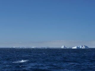 Im Sonnenlicht leuchtende Eisberge im Antarctic Sound in der Nähe des Wedellmeers in der Antarktis