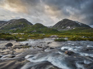 Safossenipa, Tuftanofi, Fluss Skarvedalselvi, Gaularfjellet, Vestland, Norwegen