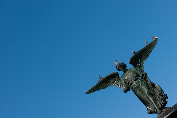 Ange statue, avec oiseaux sur les ailes, jour, ciel bleu, horizontal