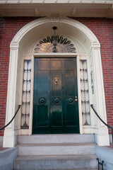 Porte noire, portail blanc, brique rouge, jour, vertical