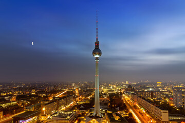 Berlin Fernsehturm bei Nacht - 754489397