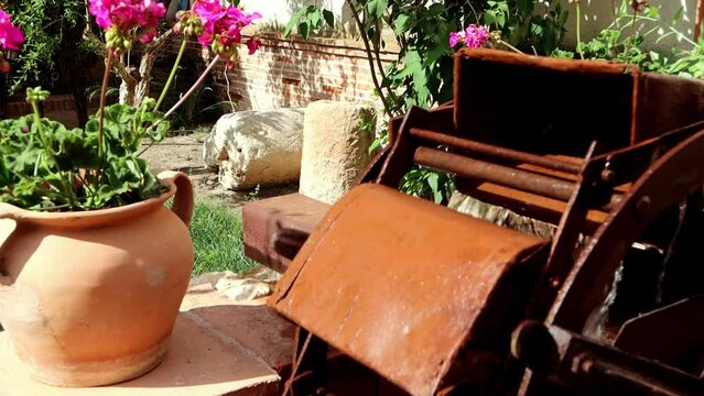 Noria o molino de agua antiguo en jard&iacute;n