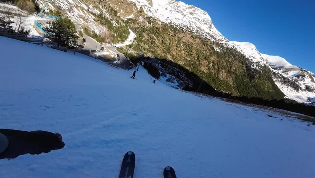 Bajada esquiando pista azul, personas esquiando en una pista azul.