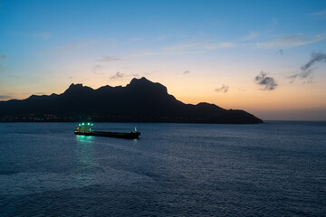 schöner Sonnenuntergang - Silhouette von Monte Cara auf Kap Verde