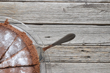 Mandelkuchen auf rustikaler Holzplatte