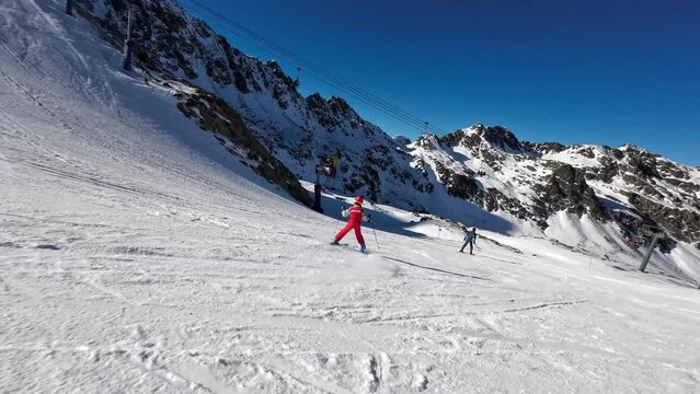 Ni&ntilde;o peque&ntilde;o esquiando entre las monta&ntilde;as, ni&ntilde;o peque&ntilde;o esquiando en pista azul, 