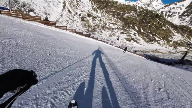 Persona bajandop pista de esqui rapidamente, hombre esquiando entre pinos, primera persona bajando pista de esqui azul