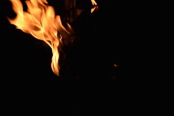Obraz premium Flames of a coppara torch that lighting in Kandy Esala Perahera at Temple of the Tooth (Sri Dalada Maligawa), Kandy, Sri Lanka.
