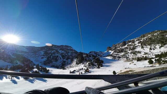 Timelapse subiendo monta&ntilde;a en telesillas, telesillas de resort de esqui subiendo monta&ntilde;a, telesillas largo subiiendo monta&ntilde;as, telesilla hasta la cima de una monta&ntilde;a