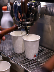 camarero sirviendo cafés en una cafetera de restaurante
