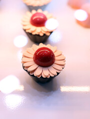 pastel bombón en forma de flor de chocolate y caramelo