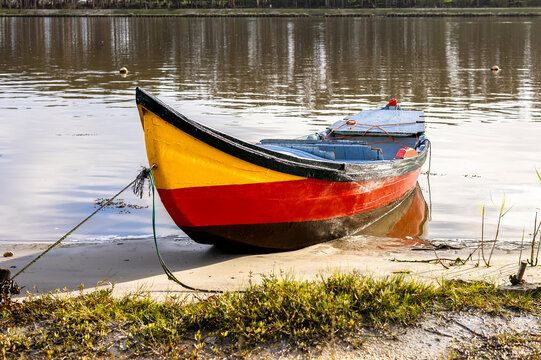 Um barco com as cores da bandeira alemã na ria de Aveiro. 