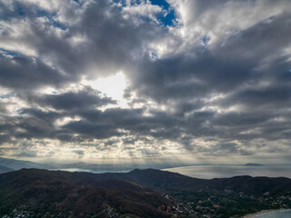 Obraz premium cielo con rayos de luz