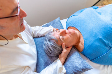 Obraz premium Masseur doing massage to the head of a mature woman