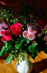 bukiet kwiatów w białym wazonie, czerwone róze i różowe chryznatemy, Dendranthema or Chrysanthemum, Rosa, Chrysanthemum and rose in a vase, flower bouquet with chrysanthemums and roses, flower bouquet