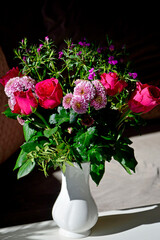 bukiet kwiatów w białym wazonie, czerwone róze i różowe chryznatemy, Dendranthema or...