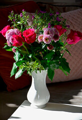 bukiet kwiatów w białym wazonie, czerwone róze i różowe chryznatemy, Dendranthema or Chrysanthemum, Rosa, Chrysanthemum and rose in a vase, flower bouquet with chrysanthemums and roses, flower bouquet