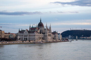 Fototapeta na wymiar Beautiful sunset over Parliament Building and Danube River in Budapest, Hungary. 