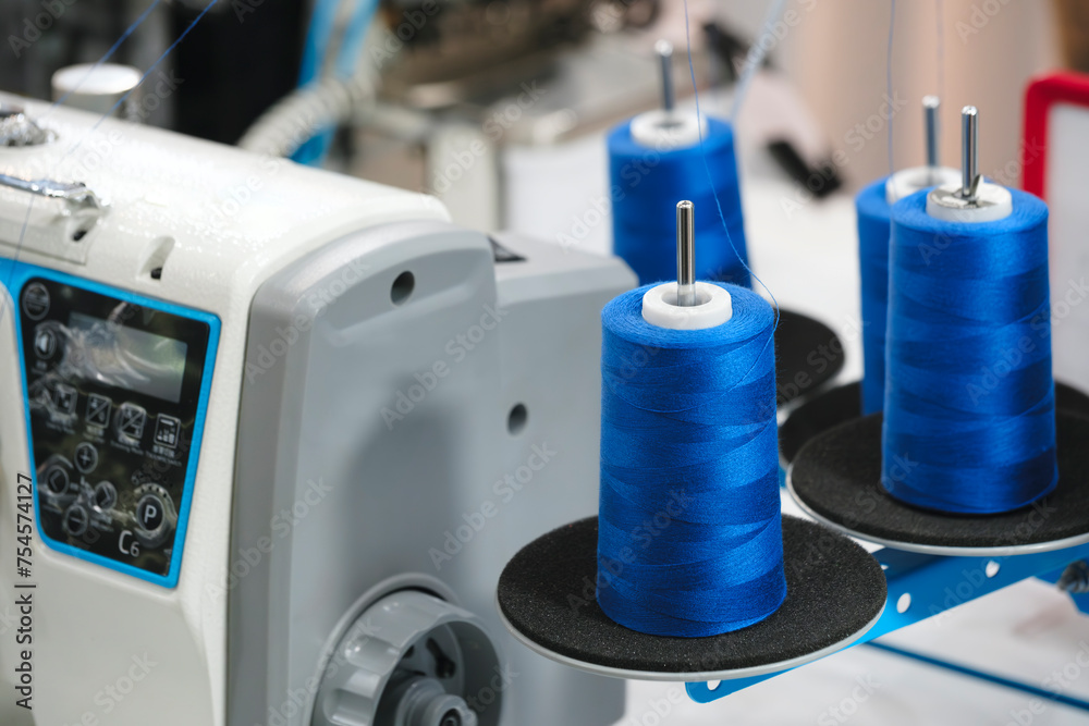 Aufkleber spools of color threads closeup, spinning machine