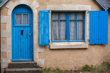 Haus mit blauer Tür und Fenster, Bretagne