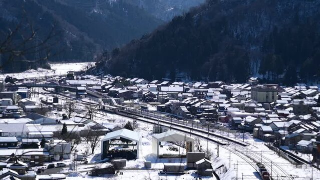 雪の今庄駅を通過するEF510牽引の貨物列車 （北陸本線 今庄, 2024年1月）