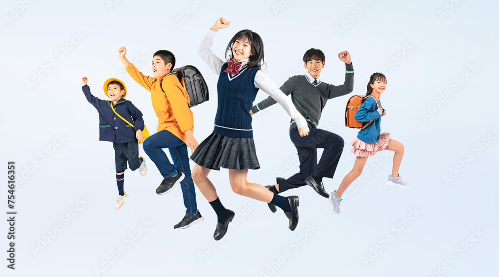 Aufkleber ジャンプする子供達のグループ　小中学生・幼稚園児（切り抜き背景透過pngも販売しております。作成者リンクから「png」で検索してください）