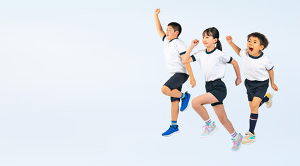 走り出す体操服を着た子供達（切り抜き背景透過PNGも販売しております。作成者リンクから「PNG」で検索してください）