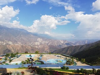 cañon y un parque con piscina en las montañas
