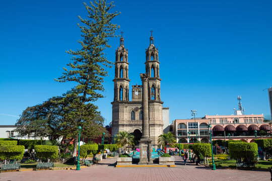 Vista de la catedral de Asunci&oacute;n de Mar&iacute;a de Tepic Nayarit, en un d&iacute;a soleado de Semana Santa. 