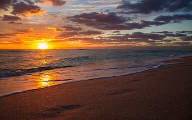 Fototapeta na wymiar Beautiful clouds over the sea, sunrise