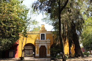 Plaza e Iglesia de la Conchita en Coyoacán, arboles alrededor