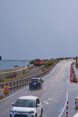日本海の水平線と海沿いの線路と電車