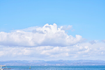 日本海の水平線と雲