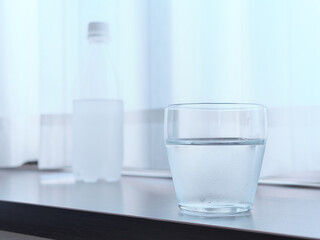 コップの水とペットボトル