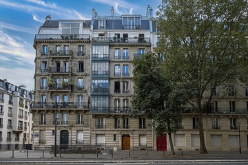 Paris, beautiful buildings in a luxury neighborhood in the 17e arrondissement, narrow facades 
 - obrazy, fototapety, plakaty