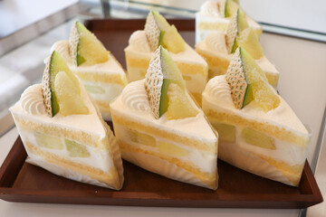 パティシエの店に並ぶメロンのスポンジケーキ