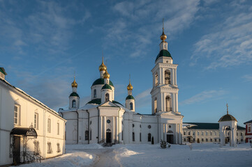 Naklejka premium Temple of the Fedorov Icon of the Mother of God in the ancient Russian city of Uglich. The Bogoyavlensky Convent. 