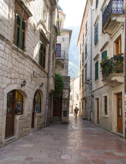 Fototapeta na wymiar Narrow street in the old town of Kotor, Montenegro in summer