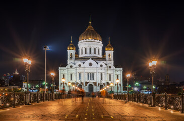 Fototapeta na wymiar Cathedral of Christ the Savior and Patriarshy bridge at night in Moscow, Russia