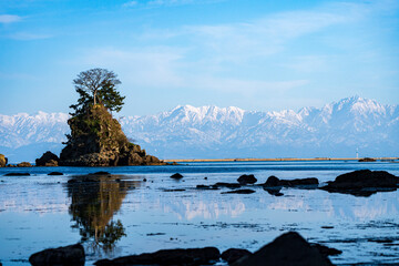 冬の雨晴海岸から眺める立山連峰