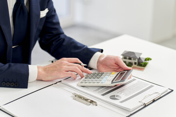 不動産に関するお金の計算をするビジネスマン