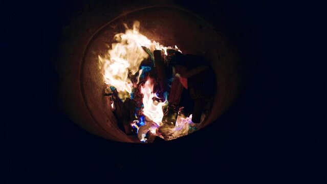 Bei einem Feuer in einer Tonne wurden durch bestimmte Pulver blaue Flammen erzeugt
