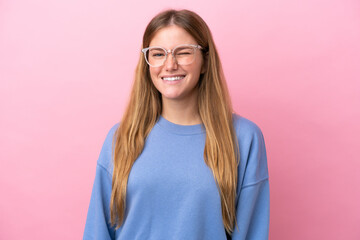 Obraz premium Young blonde woman isolated on pink background With glasses and happy expression