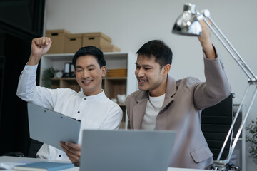 Obraz premium Happy smiling businessman feel happy work complete Teamwork success, success at work in the office concept.