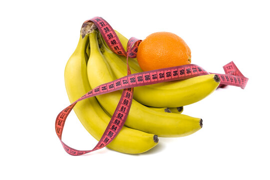 Banan i pomarańcza na białym tle, dieta bogata w błonnik i witaminy