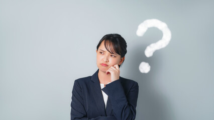 疑問を持つビジネススーツを着た女性