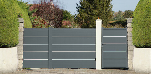 Portail en aluminium d'une maison	