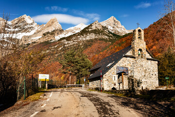 Ermita y Circo de Pineta en Pirineos
